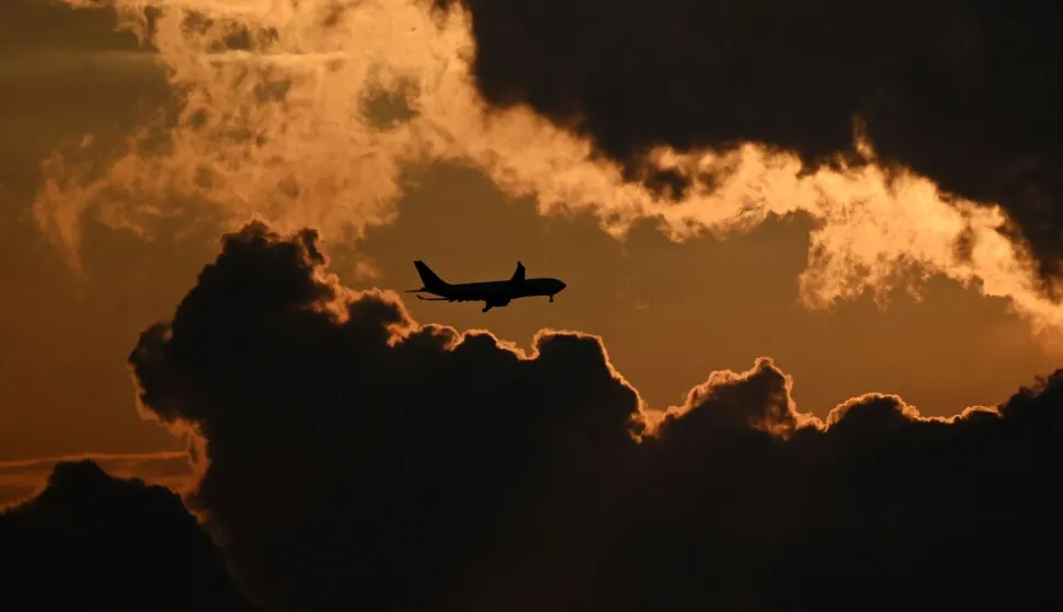 An airplane prepares to land at the El Dorado International Airport during a cloudy sunset in Bogota on March 15, 2026. (Photo by Pablo VERA/AFP)avion, let, ilustracija