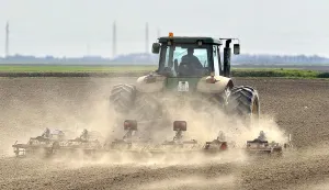 Osijek, 25. 03. 2026., traktor; sjetva; oranje; plavi dizel; poljoprivreda; energetska kriza; gorivo; nesta&scaron;ica; slobodnjak, slobodnjaci SNIMIO BRUNO JOBST