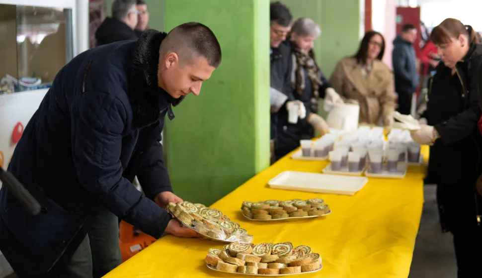 Osijek, 2. 4. 2026., TržnicaTržnica; ponuda; kupovina; voće; povrće; kupci; potro&scaron;ači; namirnice; nabavka; cijene; biljke