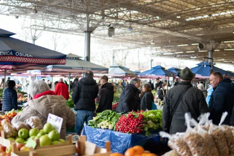 Osijek, 2. 4. 2026., TržnicaTržnica; ponuda; kupovina; voće; povrće; kupci; potro&scaron;ači; namirnice; nabavka; cijene; biljke