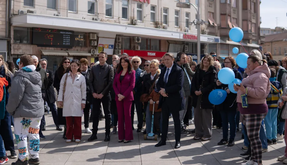 Osijek, 2. 4. 2026., Svjetski dan autizmaautizam; svjetski dan autizma; Trg Ante Sarčevića; plavi baloni