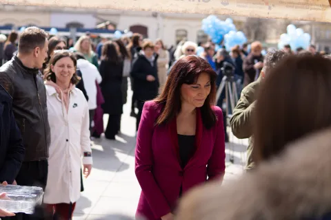 Osijek, 2. 4. 2026., Svjetski dan autizmaautizam; svjetski dan autizma; Trg Ante Sarčevića; plavi baloni