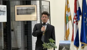 Diplomirani inženjer &scaron;umarstva, Zvonimir Grgljanić, predstavio je u vinkovačkoj Gradskoj knjižnici svoju knjigu naslovljenu "Priče o ritskim &scaron;umama Vukovarskih dunavskih ada &ndash; Homilije o vremenu". Knjiga ima 248 stranica tvrdog uveza, lektorica je prof Vlasta Markasović, grafički urednik je Dražen Bota, a recenzenti su Mario Božić i Željko Majer. Sažetak na njemačkom napisala je prof Rejhana Nuhanović Tadijan.