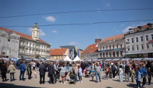 Osijek, 4. 4. 2026., Motozeke; Trg A. StarčevićaUskrs; program; sajam; djeca; gužva; posjetitelji; blagdan; motoklub