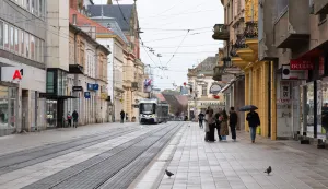 Osijek, 27. 3. 2026., Slobodnjaciki&scaron;a; hladno vrijeme; zahlađenje; centar; Kapucinska ulica; vremenska prognoza; proljeće; promjenjivo vrijeme