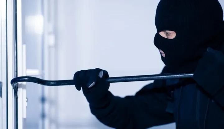 Maloljetnik provaljivao u objekte u Vukovarsko-srijemskoj županiji. provala, provalnik, ilustracija