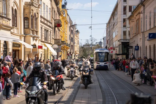Osijek, 4. 4. 2026., Motozeke; Trg A. StarčevićaUskrs; program; motozeke; sajam; djeca; gužva; posjetitelji; blagdan; motoklub