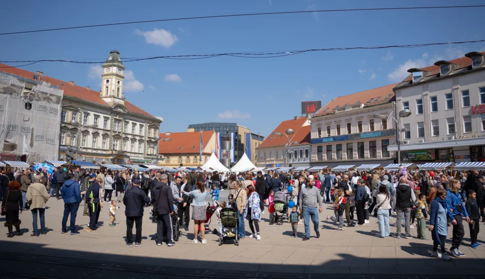 Osijek, 4. 4. 2026., Motozeke; Trg A. StarčevićaUskrs; program; sajam; djeca; gužva; posjetitelji; blagdan; motoklub