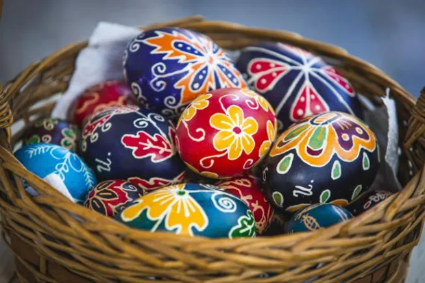 06.04.2020., Semeljci - Selo Semeljci kod Osijeka unatoc koronavirusu cuva seoske uskrsnje tradicije - saranje pisanica na starinski nacin. Photo: Davor Javorovic/PIXSELL