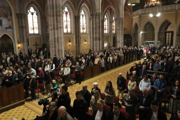 Osijek, 05. 04. 2026, Osječka konkatedrala. Uskrsno misno slavlje, misu je predvodio pomoćni biskup đakovačko osječki Mons. Ivan Ćurić. Misnom slavlju je nazočio i gradonačelnik Ivan Radić.snimio GOJKO MITIĆ