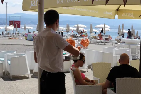 Konobari u ugostiteljskim objektima na moru 07.07.2018., Opatija - Konobar u ugostiteljskom objektu na moru. rrPhoto: Goran Kovacic/PIXSELL 