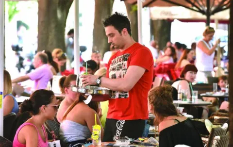 11.07.2016., Pula - Spas od velikih vrucina turisti potrazlili na plazama a domaci na terasama gradskih kafica.Photo: Dusko Marusic/PIXSELL------4 stupca colornovosit