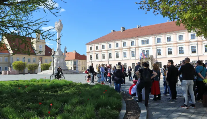Osijek, 05. 04. 2026, Tvrđa. Uskrsno besplatno turističko vođenje od Kužnog pila. Grupu je provodao Tvrđom Stanko Subotić. snimio GOJKO MITIĆ