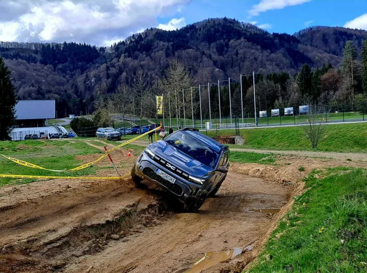 Dacia na test poligonu Vransko u Sloveniji