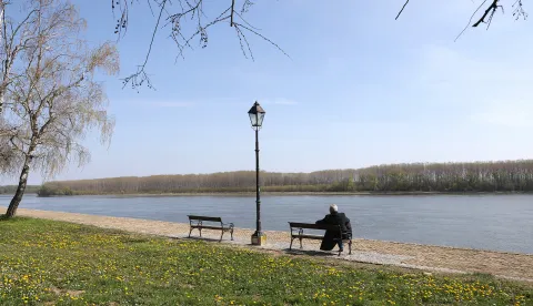 Dalj, 23. 03. 2026., Dalj, ilustracija, Dunav; &scaron;etnica uz Dunav; &scaron;etnica; promenada; rijeka; proljeće; odmor; umirovljenik; sunce; SNIMIO BRUNO JOBST