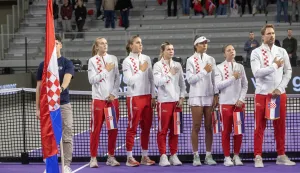 Vara?din, 15.11.2025.- Hrvatska ?enska teniska reprezentacija povela je sa 1-0 protiv Kolumbije u susretu drugog dana turnira doigravanja za plasman u elitni razred Billie Jean King Cupa, kojem je doma?in Vara?din, a prvi bod donijela je Petra Mar?inko (WTA - 117.) pobijediv?i Yulianu Lizarazo (WTA - 744.) sa 6-3, 6-0 za 72 minute. Na slici Lea Bo?kovi?, Tara Wurth, Jana Fett, Petra Mar?inko, Antonia Ru?i? i Marin Bradari?. foto HINA/ HTS/ Mario ?U?I?/ ua