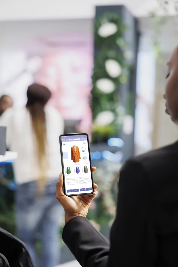 Shopper using online store mobile app on phone, examining modern fashion items collection and buying merchandise. Boutique client looking at clothing line on retail shop website.Digitalna putovnica proizvoda je digitalni zapis kojim će se u Uniji moći pratiti proizvod kroz cijeli njegov vijek trajanja, od uvjeta u kojima je proizveden do načina njegove reciklažetrgovina potro&scaron;nja shopping ilustracija freepik