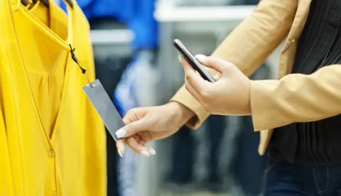 Woman scanning QR code in shopping mallDigitalna putovnica proizvoda je digitalni zapis kojim će se u Uniji moći pratiti proizvod kroz cijeli njegov vijek trajanja, od uvjeta u kojima je proizveden do načina njegove reciklažetrgovina potro&scaron;nja shopping ilustracija freepik