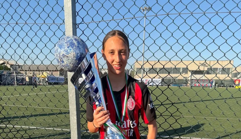 MADRID, 7. travnja 2026. (Hina) - Kći nogometa&scaron;a Luke Modrića, 12-godi&scaron;nja Ema, osvojila je svoj prvi trofej kao nogometa&scaron;ica nastupiv&scaron;i pro&scaron;li vikend za ekipu Milana na turniru u Italiji za uzrast do 13 godina, izvijestile su u utorak &scaron;panjolske novine Marca i As.