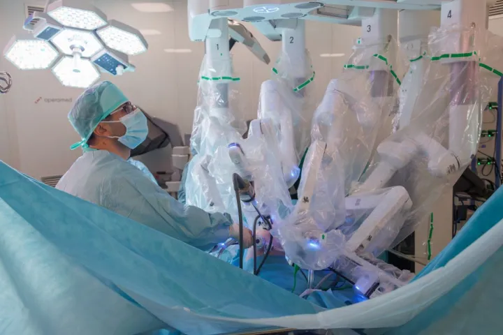 Internacionalni medicinski centar Priora u Čepinu kod Osijeka dosegnuo je proteklog mjeseca brojku od 100 operacija izvedenih uz pomoć sofisticiranog robotskog sustava Da Vinci.