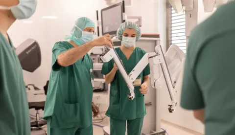 Internacionalni medicinski centar Priora u Čepinu kod Osijeka dosegnuo je proteklog mjeseca brojku od 100 operacija izvedenih uz pomoć sofisticiranog robotskog sustava Da Vinci.