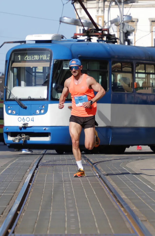 Osijek, 12. 04. 2025., Trg A. Starčevića, FERIVI polumaraton, 21 km, &scaron;fafeta, utrkaSNIMIO BRUNO JOBST