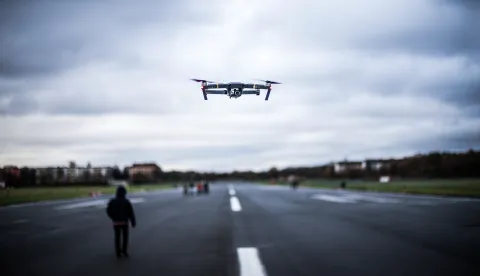 An airliner figure flying in the sky under a cloudy skyAKCIJSKI PLAN Europska unija predlaže zajednički pristup borbi protiv zlonamjernih bespilotnih letjelicaTextNiz incidenata u kojima su dronovi kori&scaron;teni zlonamjerno ili naprosto neodgovorno razotkrio je sve &scaron;iru sigurnosnu pukotinu u Europi.dron ilustracija freepik