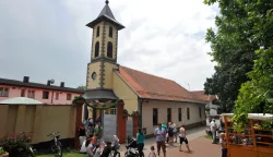 slavonija...vinkovci...13.06.2015.crkva svetog antuna; od ranih jutarnjih sati dolazi se na mise (na otvorenom) i u crkvu dotaknuti kip svetog antuna; poslije mise u 12 i 18 sati posvecena djeca i ljiljani (kojih zbog vremenskih (ne)prilika ove godine gotovo i nije bilo) foto gordan panic