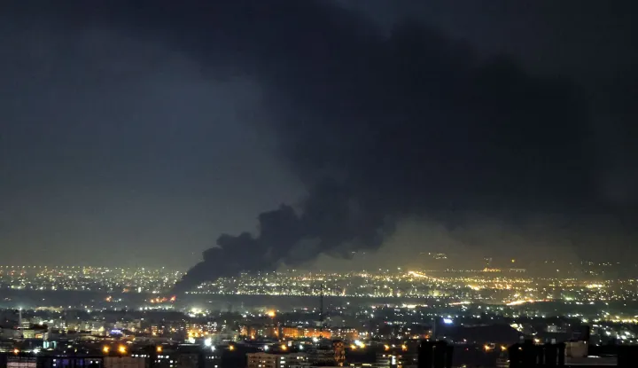 TOPSHOT - Smoke rises from the site of a US-Israeli strike on the Iranian capital Tehran on April 7, 2026. UN chief Antonio Guterres expressed alarm on April 7, 2026, at the US president's dire warning that "a whole civilization will die" in Iran if the country does not meet an ultimatum to accept US war demands. On February 28, Israel and the United States launched strikes on Iran, killing its supreme leader and triggering a war that spread across the Middle East. (Photo by ATTA KENARE/AFP)/