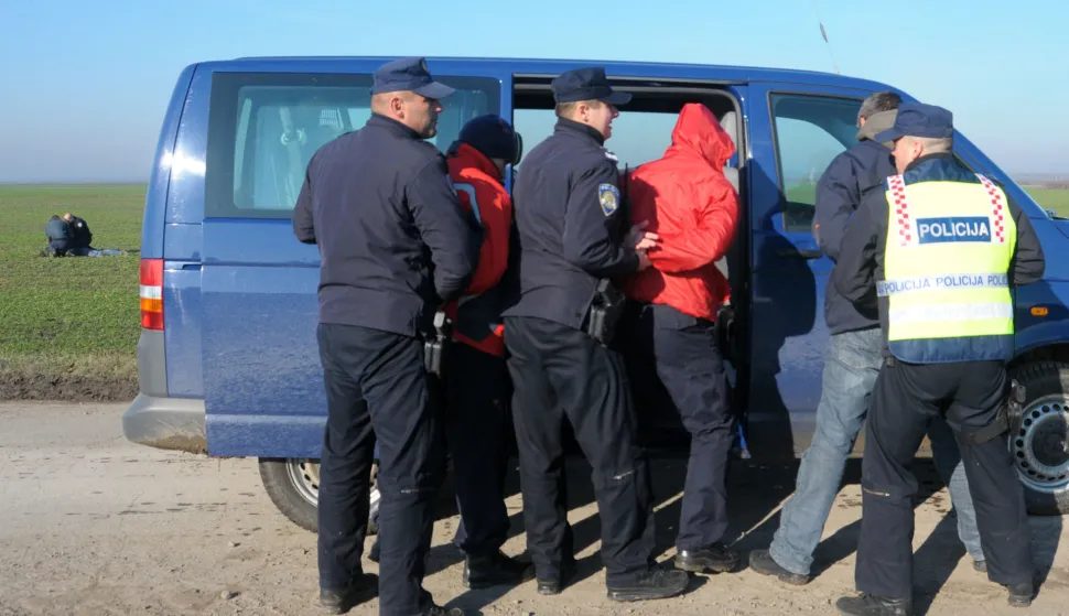 novosti...tovarnik-ilinci...09.12.2008.pokazna vjezba granicne policije republike hrvatske i republike srbije; hrvatska policija lovi ilegalce iz srbijefoto gordan panic