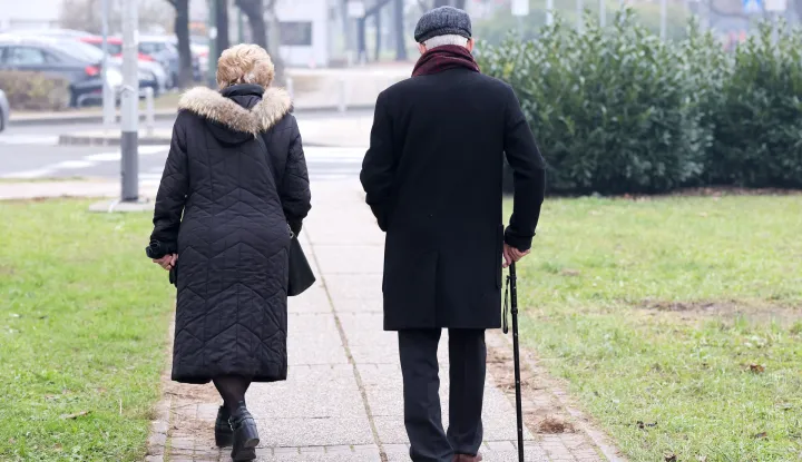 21.12.2023., Zagreb - Premijer Andrej Plenkovic najavio je da ce Vlada RH na danasnjoj sjednici donijeti odluku kojom ce isplatiti jos jedan paket potpore umirovljenicima, ovaj put svima s mirovinom do 840 eura. "Taj paket ce obuhvatiti oko 830000 umirovljenika, a ulozit cemo nesto malo vise od 70 milijuna eura", rekao je premijer u sredisnjem Dnevniku HTV-a. To ce, dodao je, biti moguce zahvaljujuci proracunskim ustedama u ovoj godini. Gruba racunica kaze da ce prosjecna bozicnica iznositi 85 eura. Photo: Patrik Macek/PIXSELL