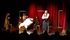 VINKOVCIPredstavom "Narikače", nastalom u koprodukciji Kazali&scaron;ta "Mika Živković" iz Retkovaca i Slavonskog putujućeg teATRA, u Gradskom kazali&scaron;tu "Joza Ivakić" počela je 23. Smotra kazali&scaron;nih amatera Vukovarsko-srijemske županije u organizaciji Zajednice amaterskih kulturno-umjetničkih dru&scaron;tava VSŽ-a.TRAVANJ 2026.