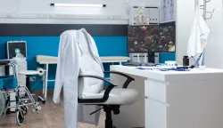 Computer with covid19 illustration on screen standing on desk in empty office room during global pandemic. Modern hospital room equipped with professional medical instruments. Virus cell imageobiteljska medicina ordinacija doktor liječnik freepik