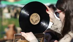 Osijek, 05. 04. 2025., kod &scaron;koljke, Sajam antikviteta, Sajam antikviteta - travanj 2025, gramofonska ploča, ilustracijaBRUNO JOBST