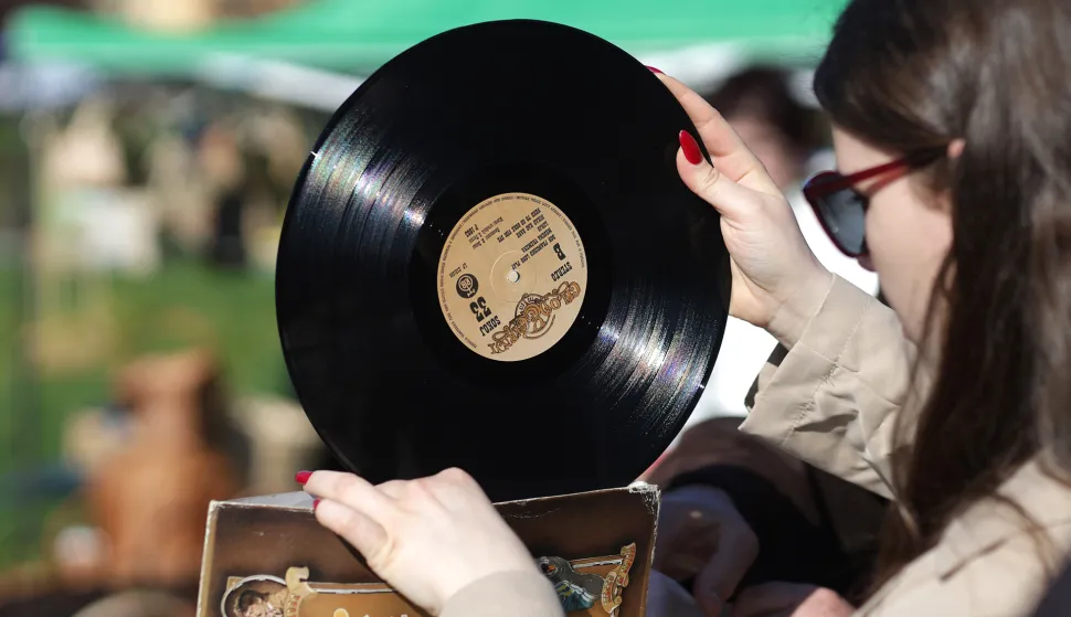 Osijek, 05. 04. 2025., kod &scaron;koljke, Sajam antikviteta, Sajam antikviteta - travanj 2025, gramofonska ploča, ilustracijaBRUNO JOBST