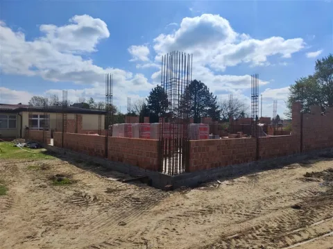 U Osnovnoj &scaron;koli Mitnica u Vukovaru u tijeku su radovi na dogradnji &scaron;kole, a nedavno su zavr&scaron;eni i sportski tereni, radovi ukupne vrijednosti vi&scaron;e od 4,6 milijuna eura kojim će se omogućiti prelazak na jednosmjensku nastavu i uvođenje cjelodnevne &scaron;kole.