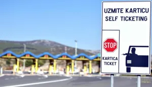 30.09.2017., Vrpolje - Nakon sezonskih cijena koje su bile na snazi od 1. srpnja do 30. rujna i odnosile se na motocikle i osobna vozila (IA i I skupina), od 1. listopada primjenjuju se vansezonske cijene cestarine na autocestama pod upravljanjem Hrvatskih autocesta d.o.o. (HAC) i Autoceste Rijeka-Zagreb (ARZ) koje su jeftinije 10 posto. Photo: Hrvoje Jelavic/PIXSELL------3 STUPCA COLORNOVOSTI