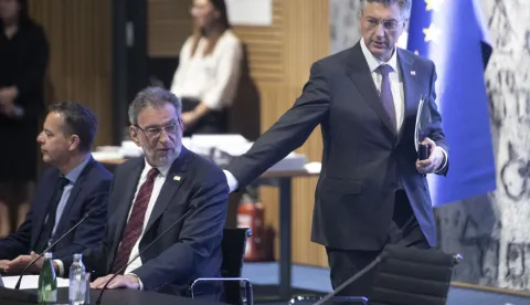 Zagreb, 09.04.2026 - Predsjednik Vlade Andrej Plenković sudjelovao je na svečanoj dodjeli ugovora za izgradnju, rekonstrukciju i opremanje osnovnih &scaron;kola za potrebe jednosmjenskog rada i cjelodnevne &scaron;kole. Na fotografiji Radovan Fuchs, Andrej Plenković. foto HINA/ Daniel KASAP/ dk