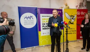 Zagreb, 08.04.2026.- Uoči prosvjeda "Hrvatska zajedno za veće plaće i mirovine", koji je najavljen za 18. travnja na Trgu bana Josipa Jelačića, sindikalne sredi&scaron;njice Savez samostalnih sindikata Hrvatske (SSSH), Nezavisni hrvatski sindikati (NHS) i Matica hrvatskih sindikata (MHS) te Sindikat umirovljenika Hrvatske (SUH) organizirao je posljednji zajednički pripremni skup sindikalnih povjerenica i povjerenika te aktivista/aktivistkinja sindikata.Na fotografiji Mladen Novoselfoto HINA/ Luka &Scaron;ANGULIN/ l&scaron;