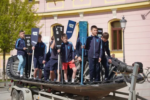 Poznati fotograf &Scaron;ime Strikoman u samom sredi&scaron;tu Vinkovaca, na korzu ispred Gimnazije, danas je snimio svoju 979. Milenijsku fotografiju