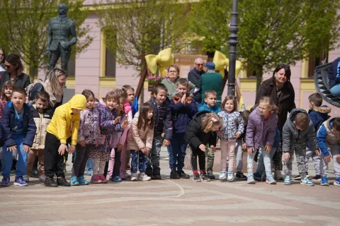 Poznati fotograf &Scaron;ime Strikoman u samom sredi&scaron;tu Vinkovaca, na korzu ispred Gimnazije, danas je snimio svoju 979. Milenijsku fotografiju
