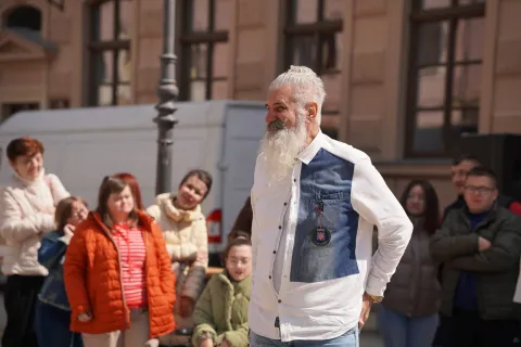 Poznati fotograf &Scaron;ime Strikoman u samom sredi&scaron;tu Vinkovaca, na korzu ispred Gimnazije, danas je snimio svoju 979. Milenijsku fotografiju