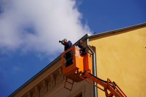 Poznati fotograf &Scaron;ime Strikoman u samom sredi&scaron;tu Vinkovaca, na korzu ispred Gimnazije, danas je snimio svoju 979. Milenijsku fotografiju