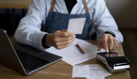 Close up hand typing on posfreepikračun fiskalizacija ilustracija