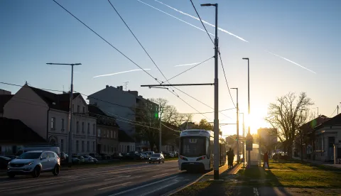 Osijek, 8. 4. 2926., SlobodnjaciTramvaj; promet; tramvajska stanica; prolaznici; građani; tramvajske tračnice; Strossmayerova;Proljeće; sunčano vrijeme; sunce; toplo vrijeme