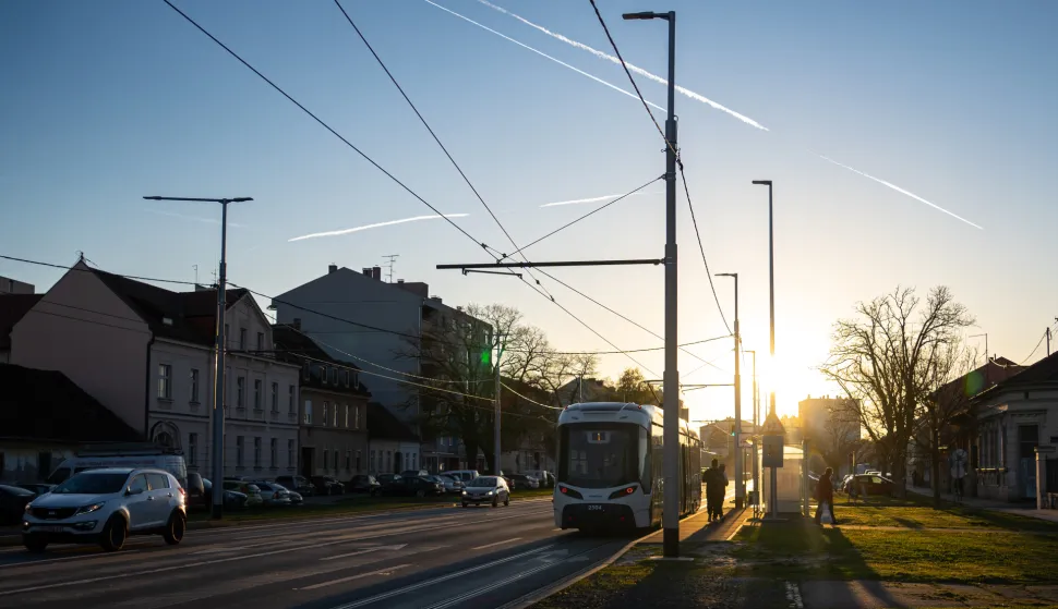 Osijek, 8. 4. 2926., SlobodnjaciTramvaj; promet; tramvajska stanica; prolaznici; građani; tramvajske tračnice; Strossmayerova;Proljeće; sunčano vrijeme; sunce; toplo vrijeme