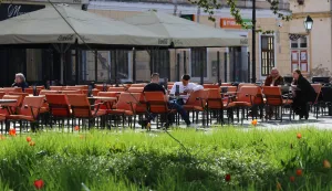 Osijek, 05. 04. 2026, Tvrđa. Uskrsno popodne na Trgu Svetog Trojstva. U proljetnom suncu su uživali malobrojni gosti na terasama kafića. Slobonjak, ilustracija.snimio GOJKO MITIĆ