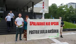 Zagreb, 21.08.2025.- Zelena akcija organizirala je akciju i konferenciju za medije ispred zgrade zagrebačke Gradske uprave zbog toga &scaron;to je, kako kažu, "Grad Zagreb pokrenuo javnu raspravu o Studiji utjecaja na okoli&scaron; za planirani Centar za gospodarenje otpadom, koji uključuje pripremu otpada za dokazano &scaron;tetno spaljivanje".&nbsp;Na fotografiji Marko Ko&scaron;ak.foto HINA/ Admir BULJUBA&Scaron;IĆ/ abu