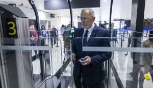 Zagreb, 10.04.2026 - Ministar unutarnjih poslova Davor Božinović obi&scaron;ao je graničnu policiju u Međunarodnoj zračnoj luci Zagreb "dr. Franjo Tuđman", gdje su mu službenici prezentirati ABC sustav granične kontrole i EES kiosk, budući da započinje puna promjena Entry/Exit sustava (EES). Riječ je o suvremenim rje&scaron;enjima u području upravljanja granicama kojima se unapređuje sigurnost i ubrzava granična kontrola putnika, uz veću razinu automatizacije i protočnosti prometa na zračnim graničnim prijelazima. Na fotografiji Davor Božinović. foto HINA/ Daniel KASAP/ dk