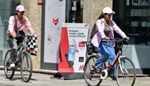 slavonija...vinkovci...11.07.2024.temperature i preko 35C u hladu ispraznile gradske ulice; osim ponekog bicikla i pjesaka, poluprazne i terase kafica, a starije se moze zateci kako drijemaju na klupama u hladu;foto Gordan Panić